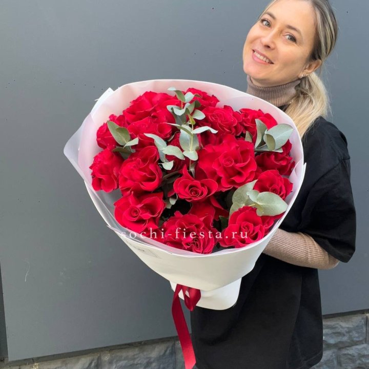 17 Красных французских роз в Мурманске