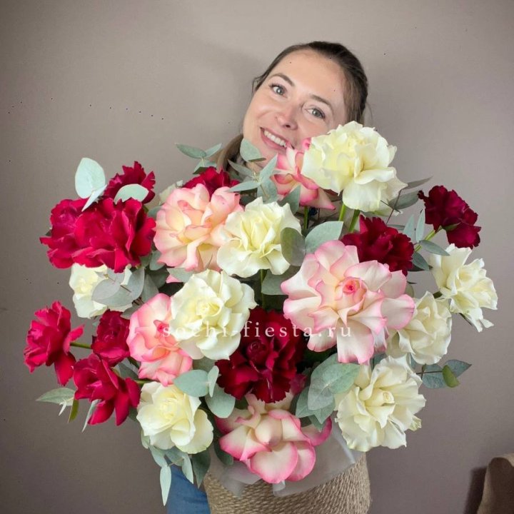 35 французских роз микс в джутовом боксе в Мурманске