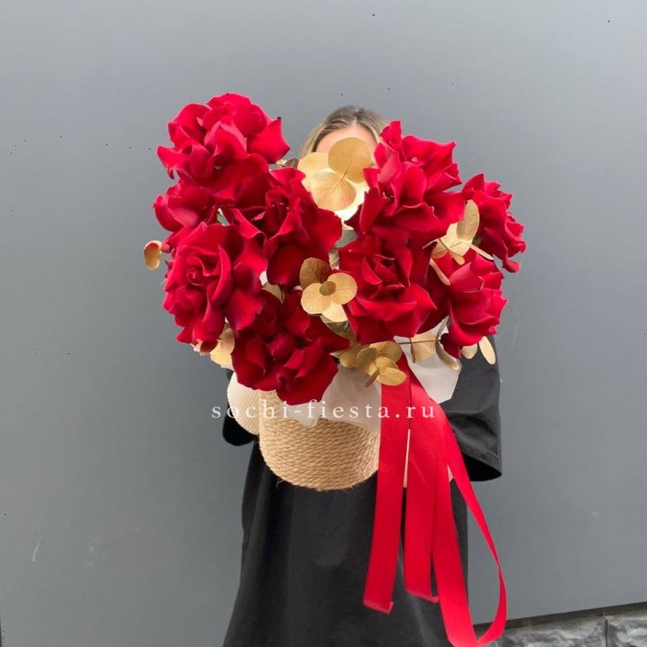 Красные французские розы в джутовом кашпо в Мурманске