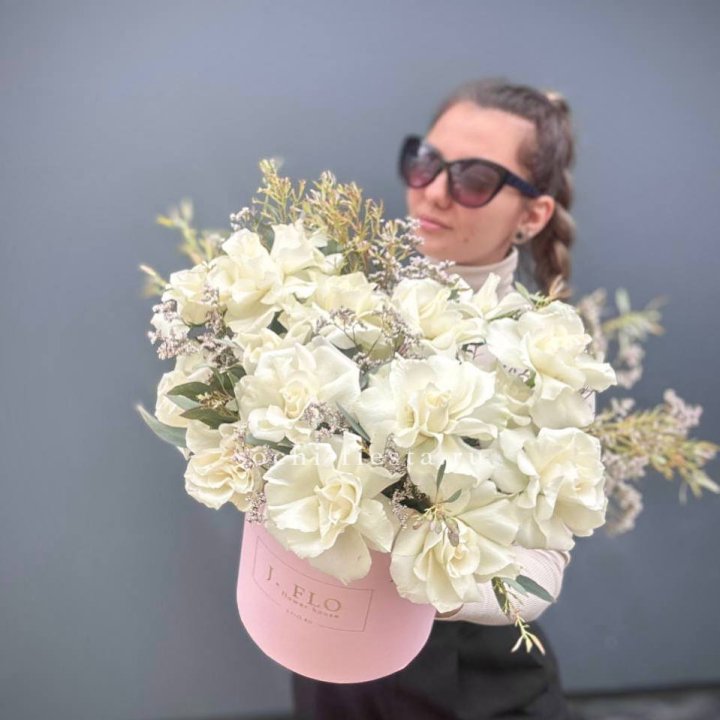 17 Французских белых роз в коробке Афина в Мурманске