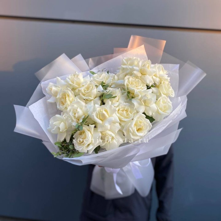 Пышный букет из белых роз в Мурманске