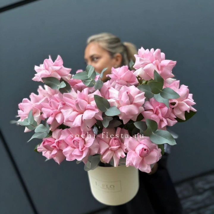 17 Розовых французских роз в боксе в Мурманске