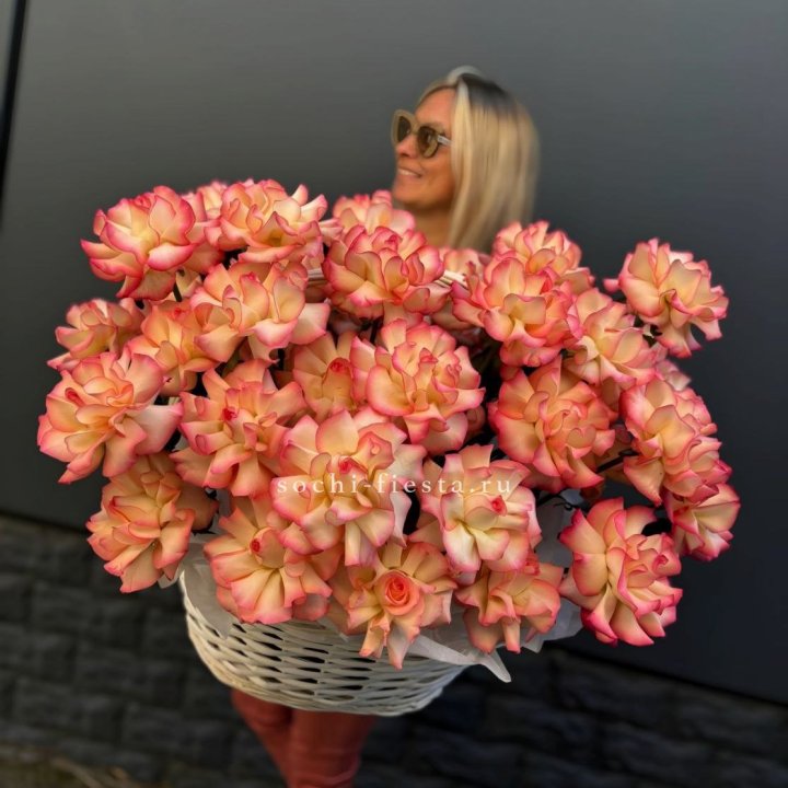 45 французских роз Джумилия в корзине в Мурманске