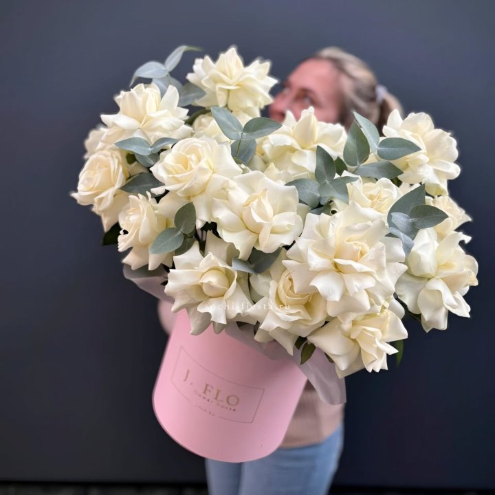 25 Французских белых роз в боксе в Мурманске