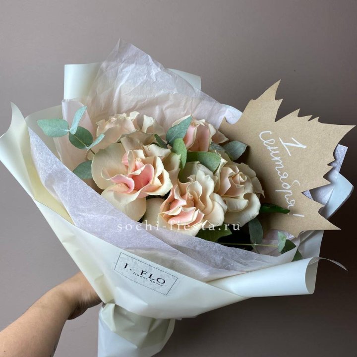 Букет кремовых роз к дню знаний в Мурманске