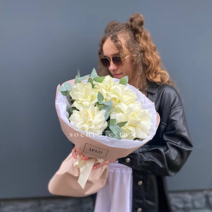 5 Белых французских роз в Мурманске