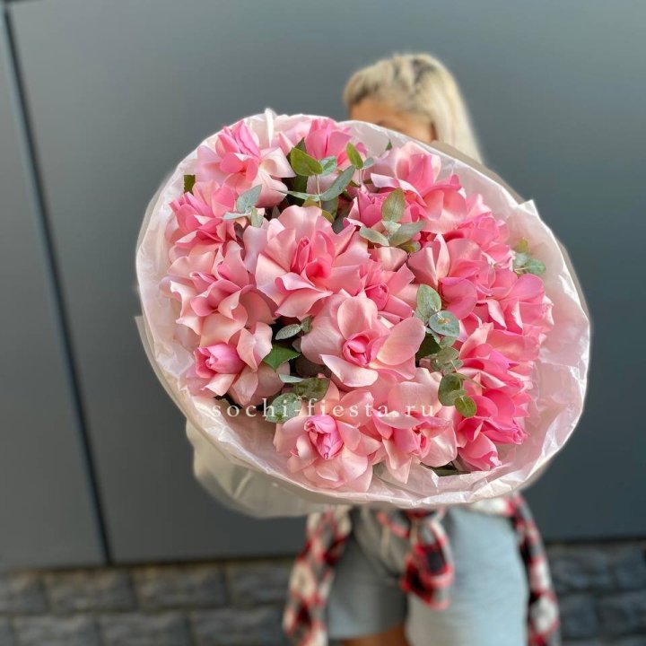 17 розовых роз в Мурманске