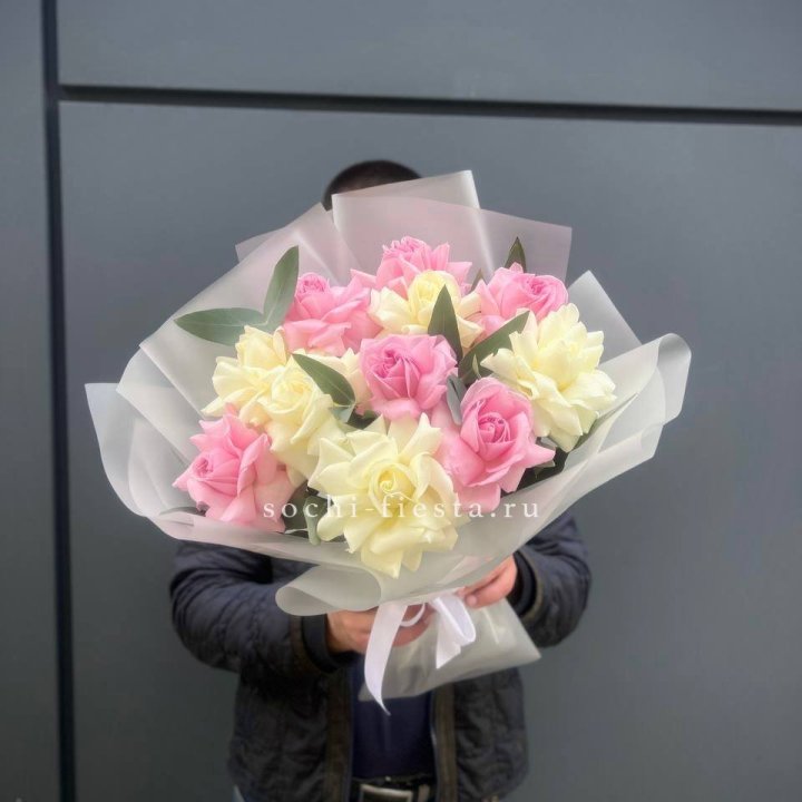 11 бело-розовых роз в Мурманске