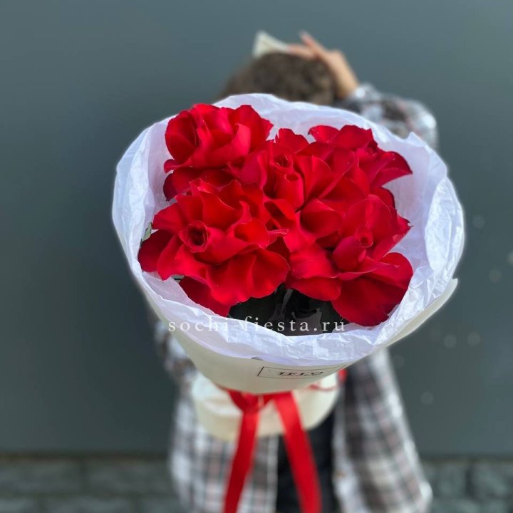 5 французских красных роз в Мурманске