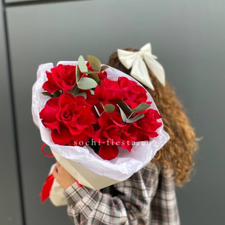 7 красных французских роз в Мурманске