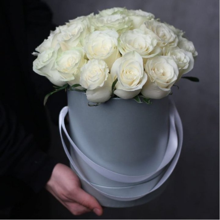 15 белых роз в цилиндре в Мурманске