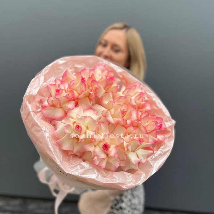 9 французских роз Джумилия в нежном оформлении в Мурманске