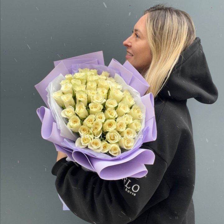 51 белая кенийская роза в оформлении в Мурманске