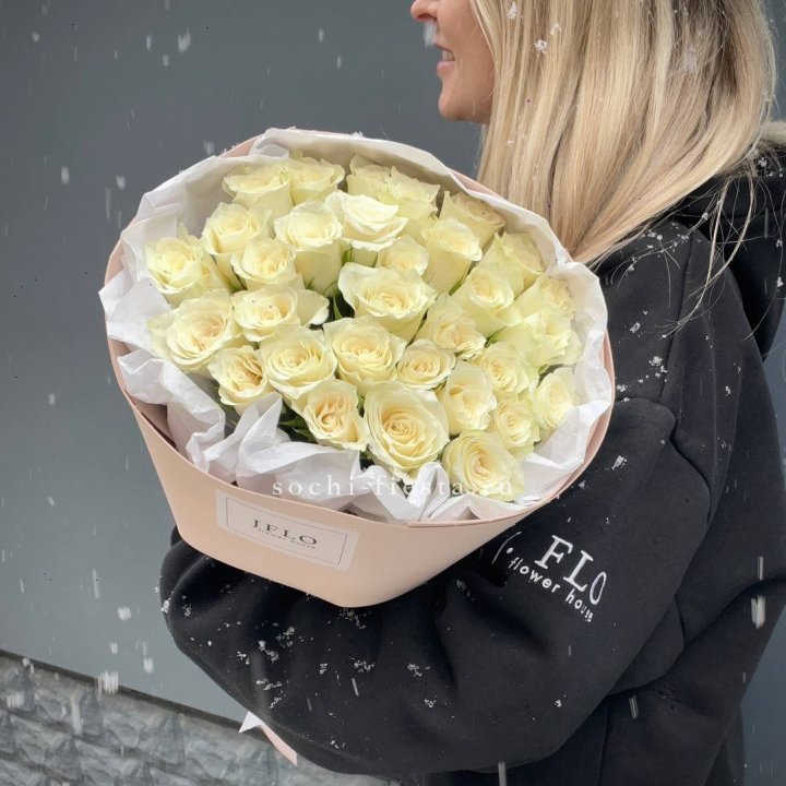 31 белая роза в оформлении в Мурманске