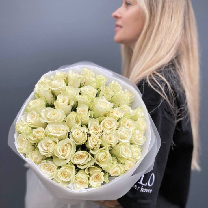 Воздушный букет из 51 белой кенийской розы в Мурманске