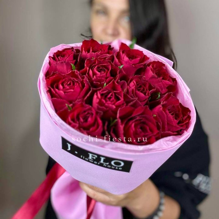 11 красных роз мадам ред в Мурманске