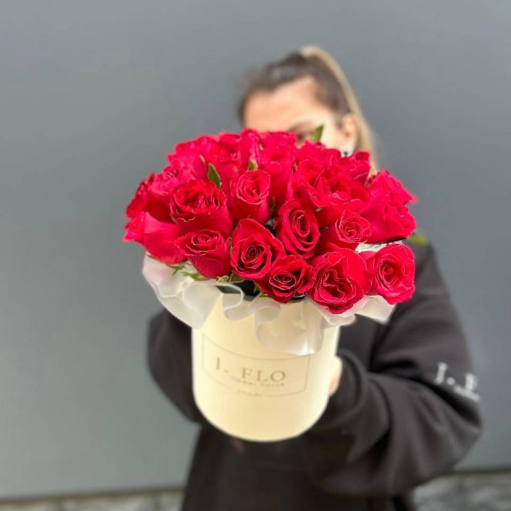 27 кенийских роз в боксе в Мурманске