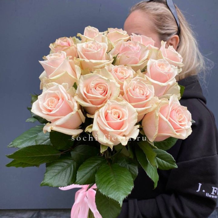15  кремовых высоких роз в Мурманске