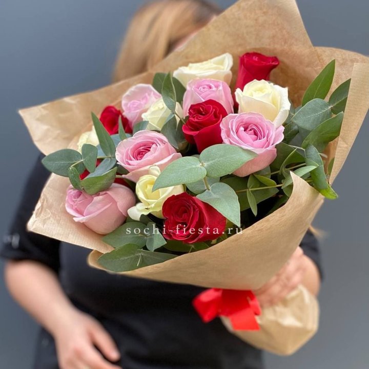 Букет из 15 роз с эвкалиптом в Мурманске