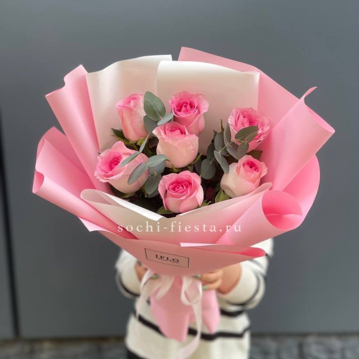 7 роз с эвкалиптом в Мурманске