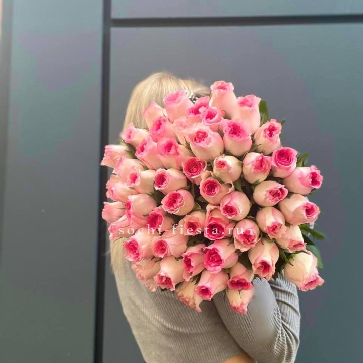 51 розовая роза в Мурманске
