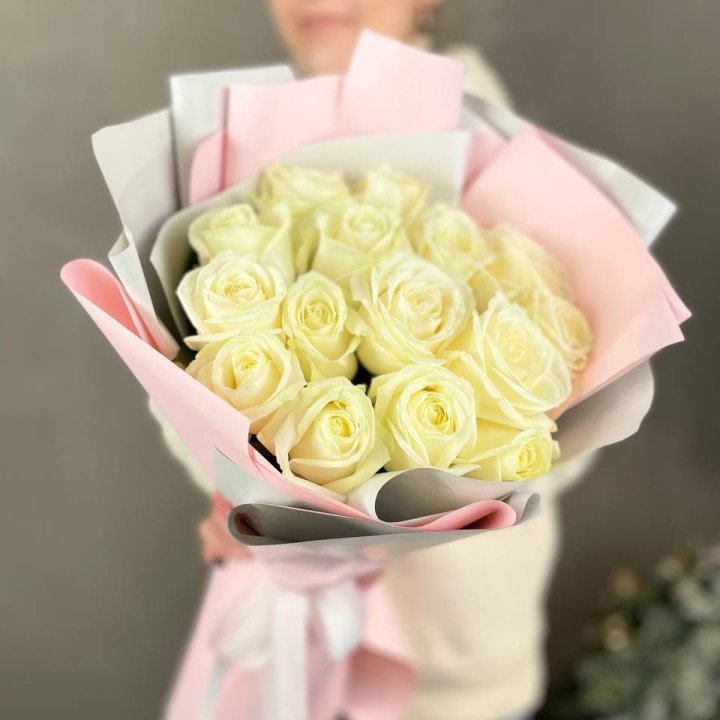 15 белых роз пудра в Мурманске