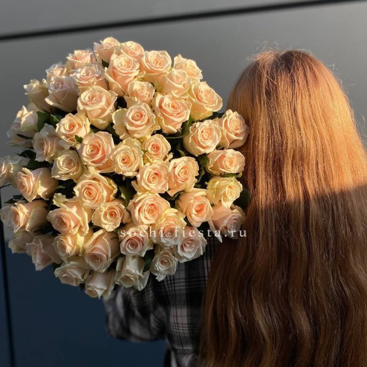 Охапка кремовых роз в Мурманске