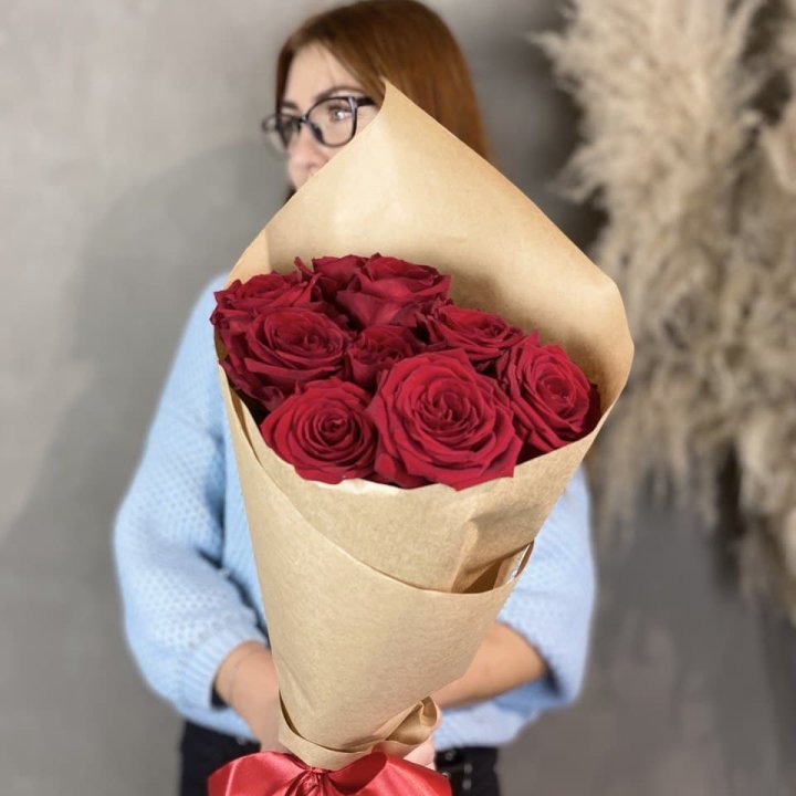 9 красных роз в крафте в Мурманске