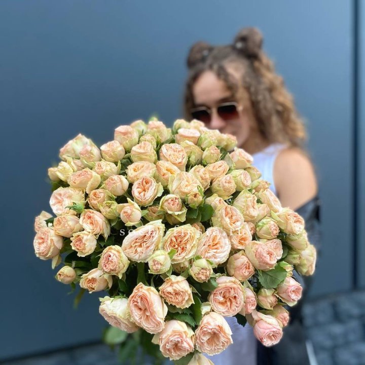 25 пионовидных роз в Мурманске