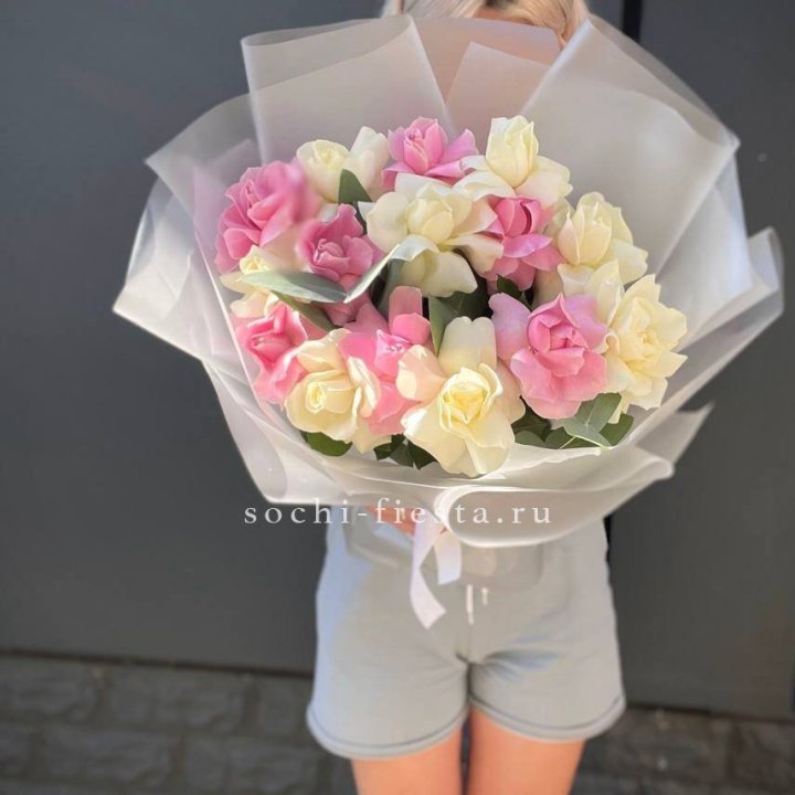 15 бело-розовых роз в Мурманске