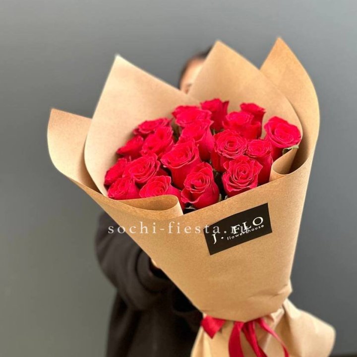 19 красных роз в крафте в Мурманске