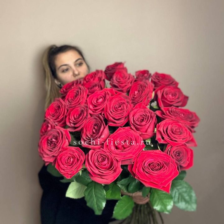 25 высоких роз в Мурманске