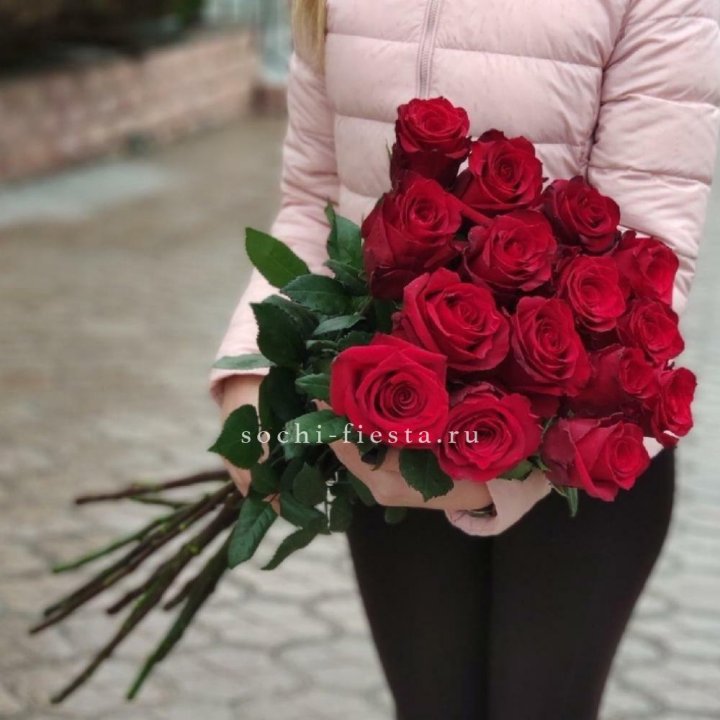15 высоких красных роз в Мурманске