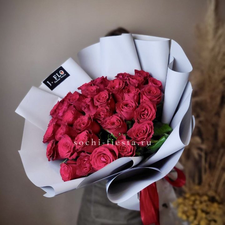Красные розы 33 шт в Мурманске