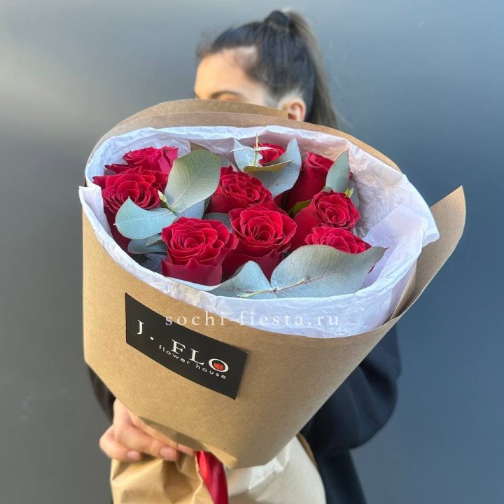 9 роз с эвкалиптом в Мурманске