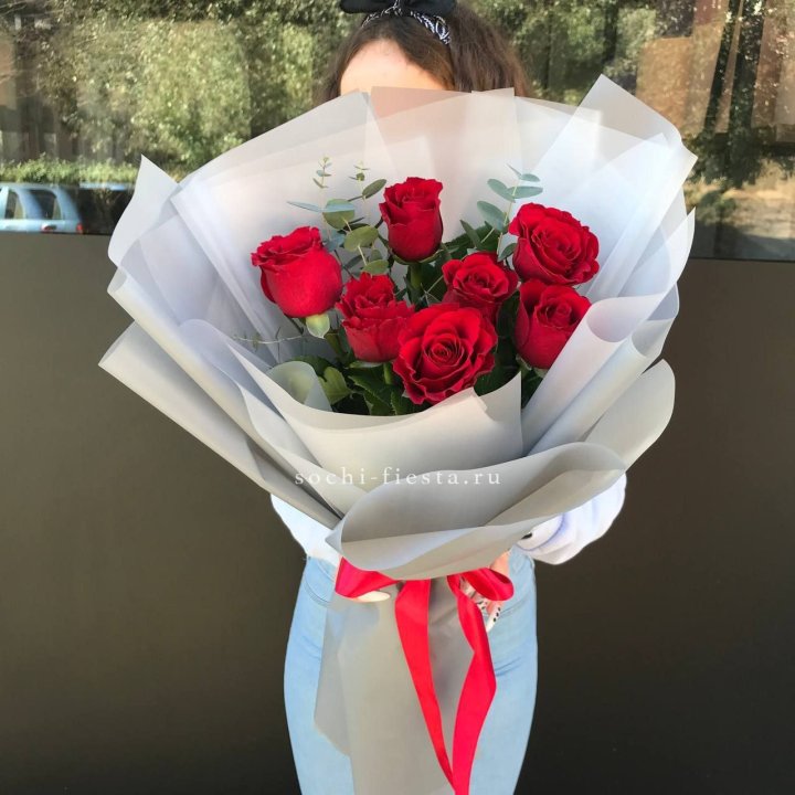 7 красных роз с эвкалиптом  в Мурманске