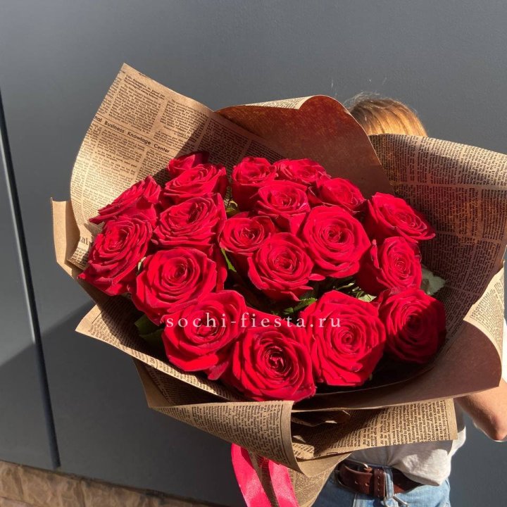 19 красных роз Леди Крафт в Мурманске