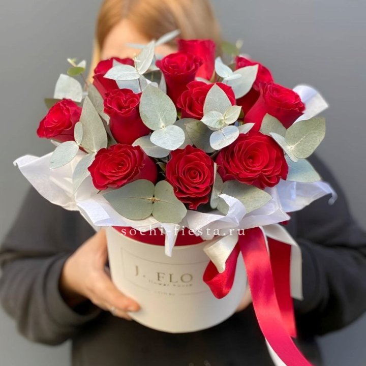 11 роз в шляпной коробке в Мурманске