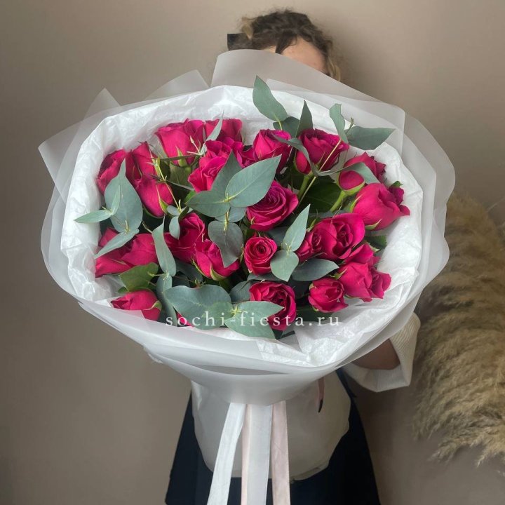 25 малиновых роз с эвкалиптом в Мурманске