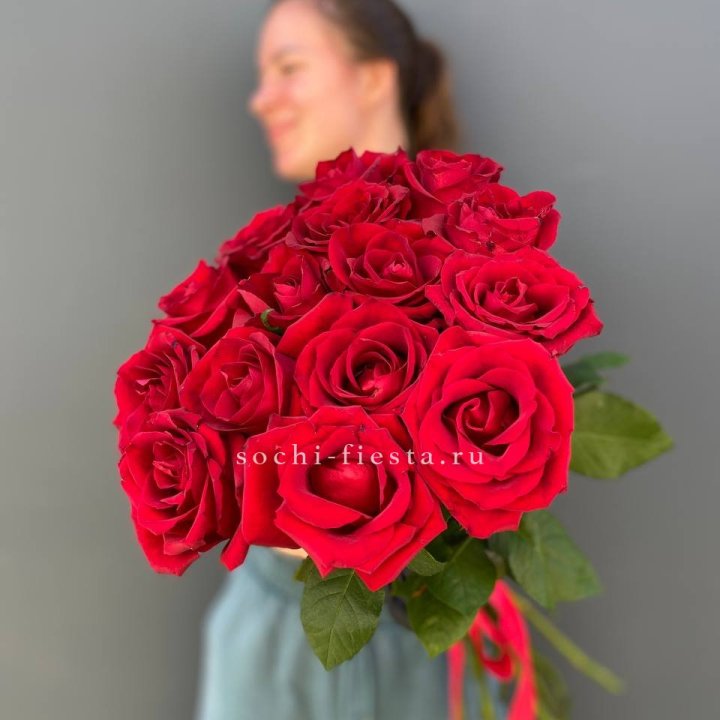 15 красных роз под ленту в Мурманске