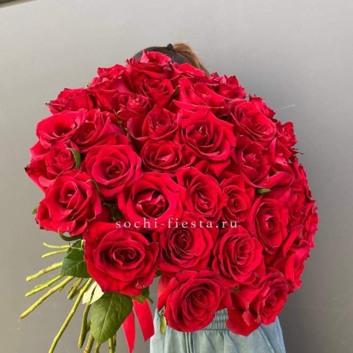 35 красных роз под ленту в Мурманске