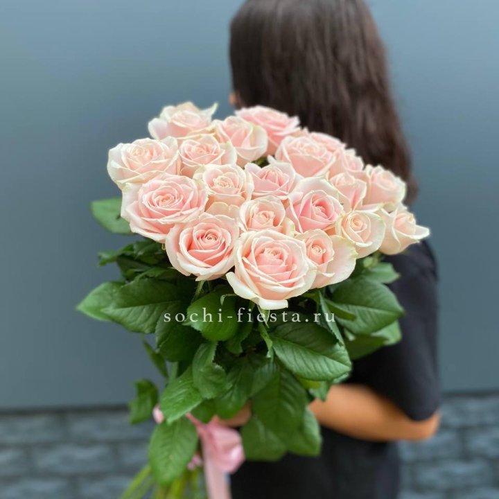 Высокие розовые розы в Мурманске