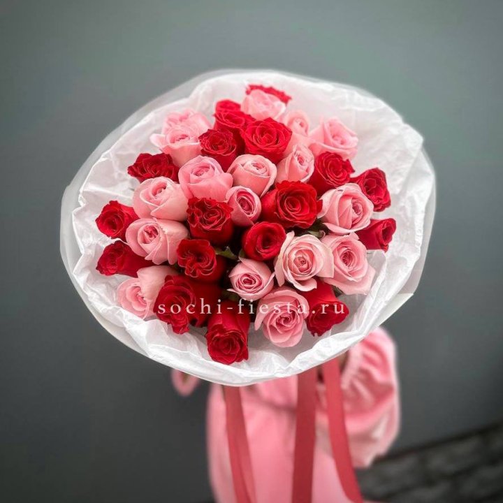 Букет красных и розовых 35 роз в Мурманске