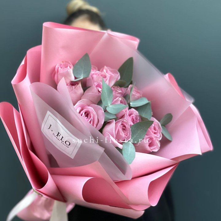 15 Розовых роз с эвкалиптом в Мурманске