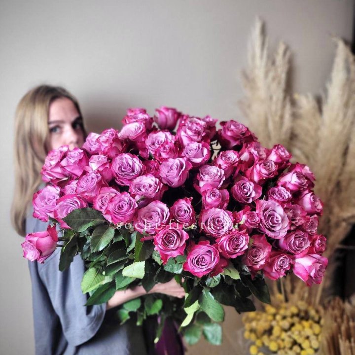 Охапка высоких роз Деп перпел в Мурманске
