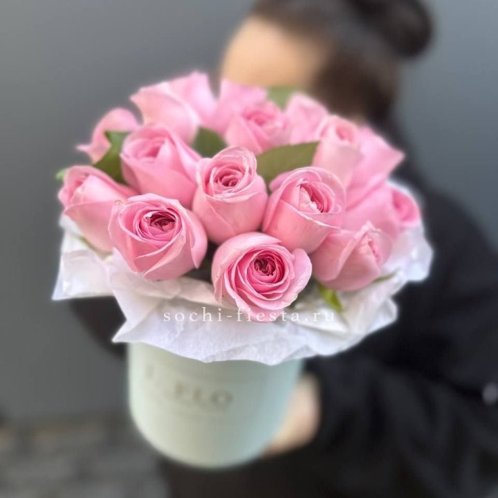 17 розовых роз в цилиндре в Мурманске