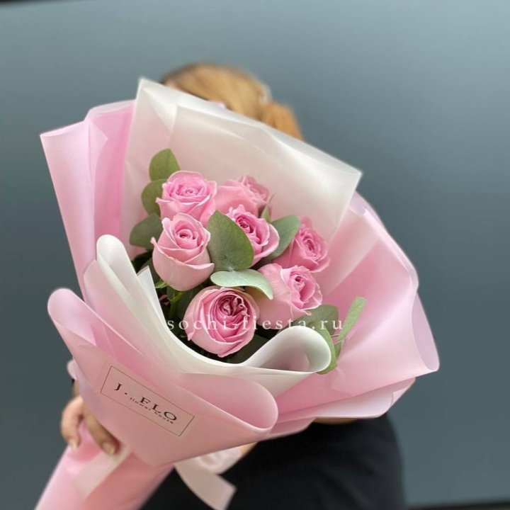 7 розовых роз с эвкалиптом в Мурманске