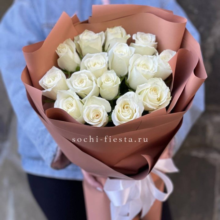 15 белых роз сиена в Мурманске