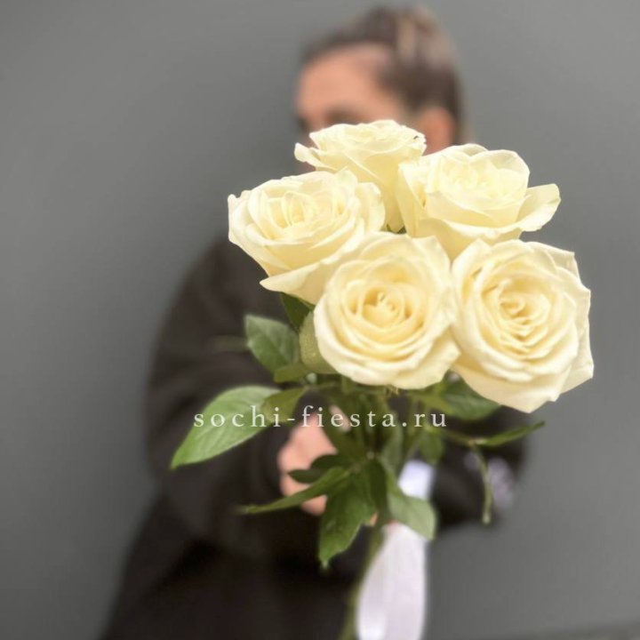 Букет 5 белых роз  в Мурманске