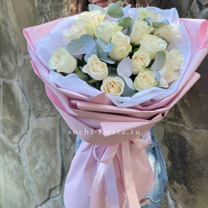 Белые розы в авторском оформлении в Мурманске